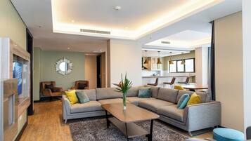 Suite ejecutiva, 2 habitaciones | Zona de estar | Una televisión