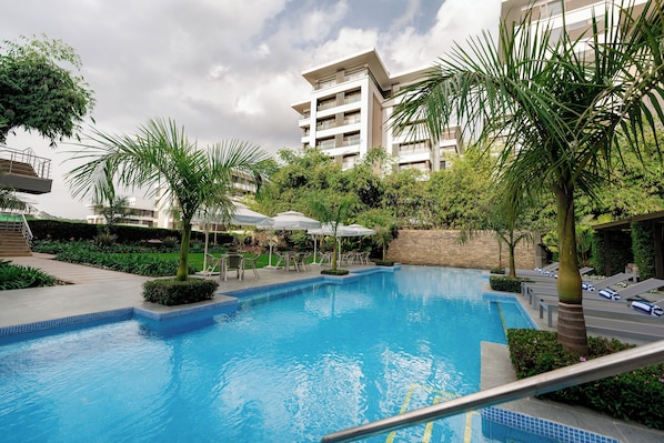 2 outdoor pools
