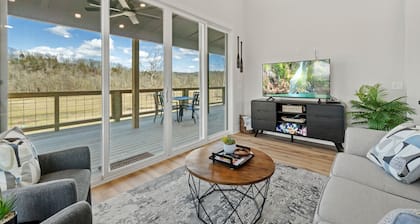 War Eagle Creek Retreat- Cabin on the Creek- Private but close to everything