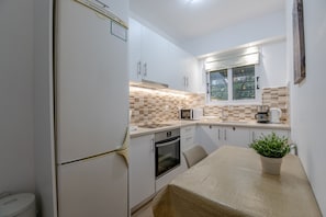 Microwave, oven, stovetop, cookware/dishes/utensils