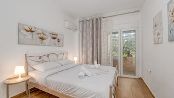 1 habitación, escritorio, tabla de planchar con plancha y cuna de viaje