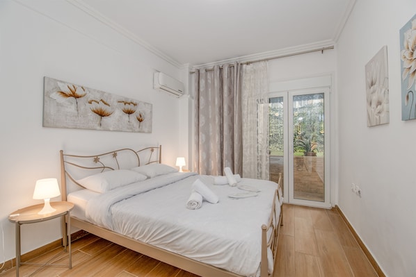 1 dormitorio, escritorio, tabla de planchar con plancha y cuna de viaje