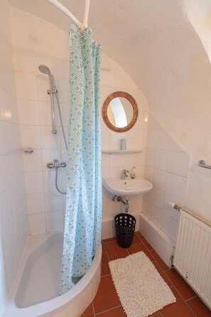 Een douche, een haardroger, handdoeken, toiletpapier