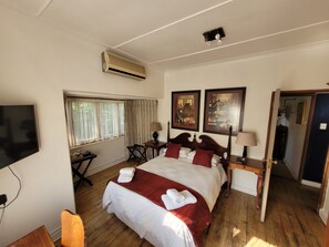 Desk, laptop workspace, iron/ironing board, free WiFi - Pebble Fountain Guesthouse (Pretoria)