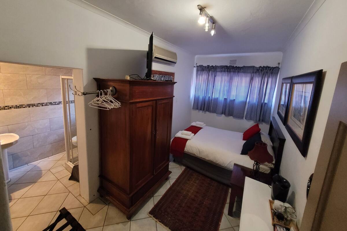 Habitación Confort doble, 1 habitación, no fumadores, baño privado | Escritorio y espacio para trabajar con un portátil