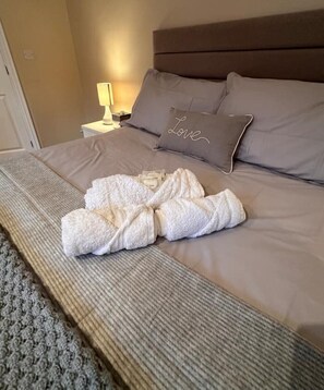 2 室のベッドルーム、アイロン / アイロン台、WiFi、ベッドシーツ