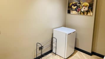 Kamar Eksklusif | Dapur pribadi | Ketel listrik, perlengkapan kebersihan, dan tisu