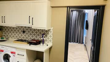 Kamar Eksklusif | Dapur pribadi | Ketel listrik, perlengkapan kebersihan, dan tisu