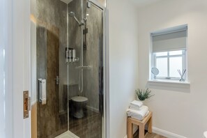 Douche, sèche-cheveux, serviettes fournies