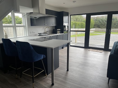 Refrigerador, microondas, horno, placa de cocina. Romantic Cottage Hideaway Near Inverness & Nc500