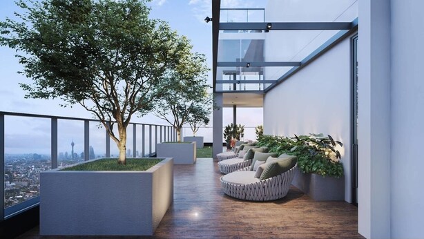 Une terrasse moderne sur le toit, agrémentée d’un arbre, d’un espace salon et offrant une vue sur la ville.