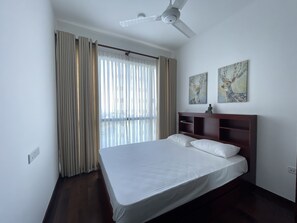 2 bedrooms, desk, WiFi, bed sheets - Affordable Luxury in the Tranquil Heart of Colombo (Colombo 2)