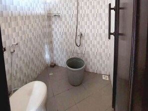 Double Room | Bathroom | Shower, towels - Hotel O Guest House Bu Iin Syariah (Surabaya)