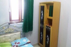 Double Room | Bed sheets - Hotel O Guest House Bu Iin Syariah (Surabaya)