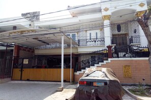 Exterior - Hotel O Guest House Bu Iin Syariah (Surabaya)