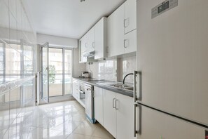 Kylskåp, mikrovågsugn, ugn och spishäll