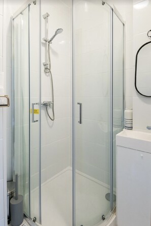 Haartrockner, Handtücher, Seife, Toilettenpapier