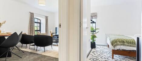 2 室のベッドルーム、アイロン / アイロン台、WiFi、ベッドシーツ