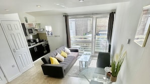 A modern apartment with a living area, kitchen, and dining space. - Stunning Studio Apartment in Cambridge (Cambridge)