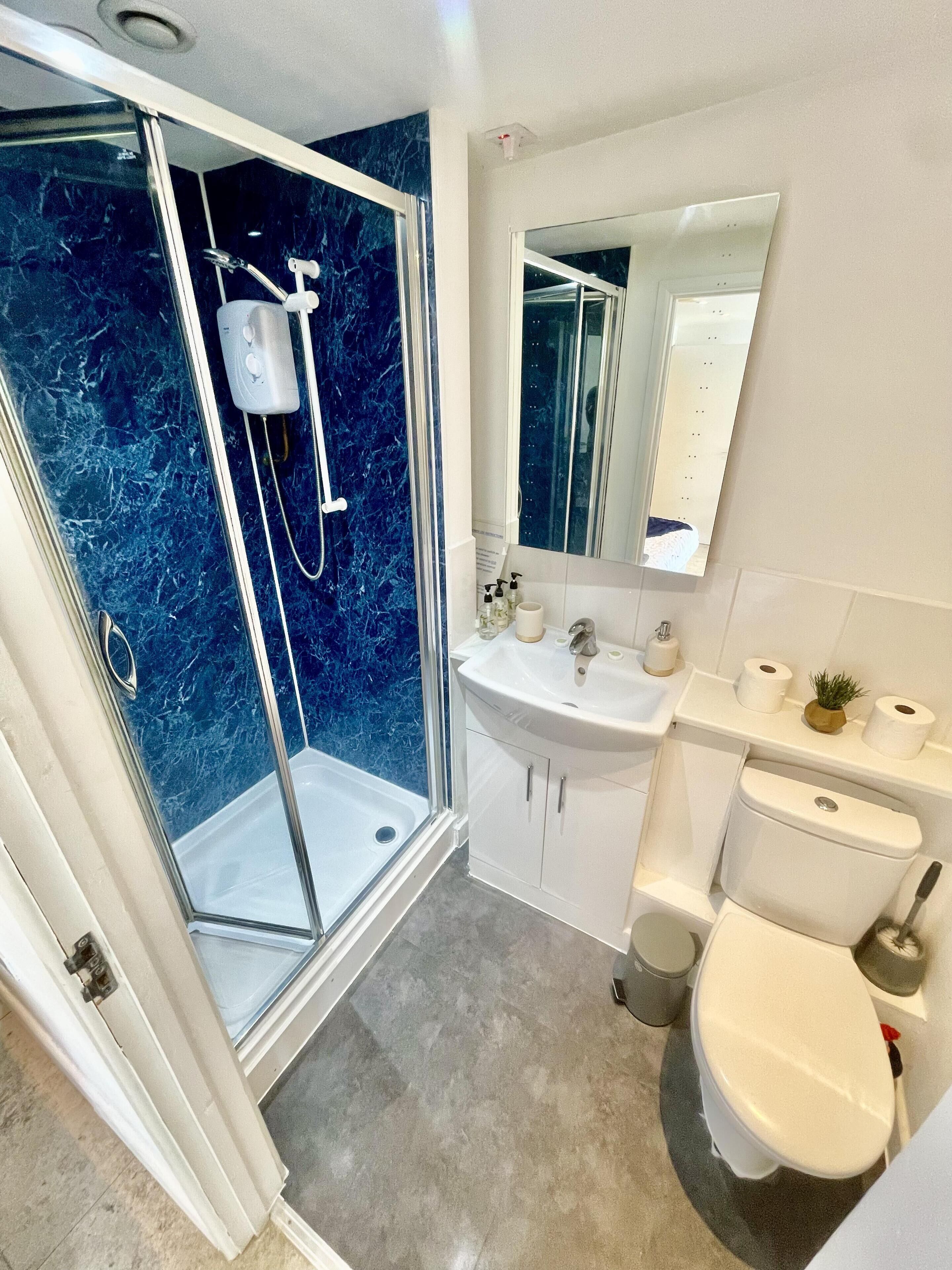 Studio | Bad | Dusj, håndklær og toalettpapir