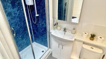 Studio | Bathroom | Shower, towels, toilet paper