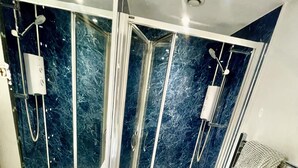 Studio | Bathroom | Shower, hair dryer, towels, toilet paper - Beautiful Studio in Cambridge City Centre (Cambridge)