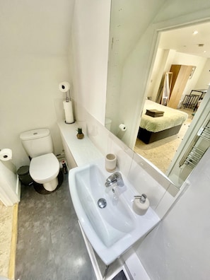 Studio | Bathroom | Shower, hair dryer, towels, toilet paper - Beautiful Studio in Cambridge City Centre (Cambridge)