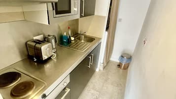 Studio | Private kitchen | Fridge, microwave, oven, stovetop