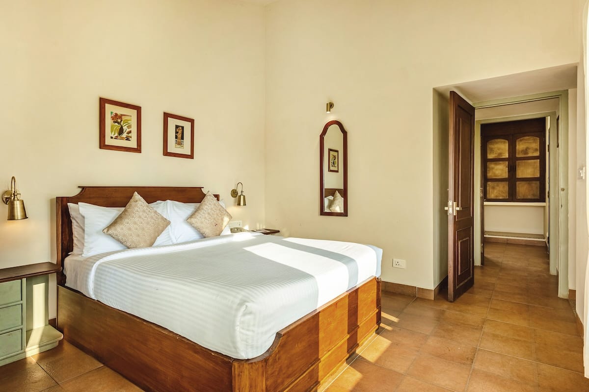 1 habitación, caja de seguridad en la habitación y escritorio