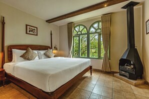 Junior suite | 1 slaapkamer, een kluis op de kamer, een bureau, een laptopwerkplek