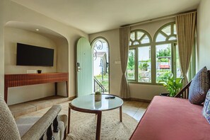 Suite – junior | 1 soverom, safe på rommet, skrivebord og skrivebord for bærbar PC