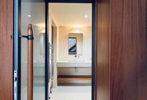 Douche, sèche-cheveux, bidet, serviettes fournies