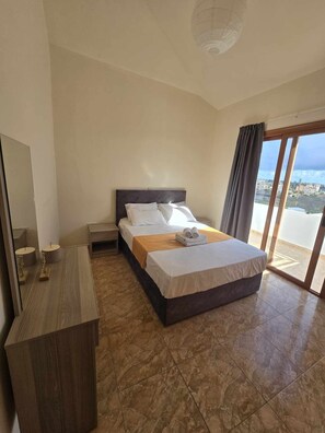 Panoramic Apartment | Laptop workspace, blackout curtains, soundproofing, iron/ironing board - Sea Sunset Hill (Kissonerga)