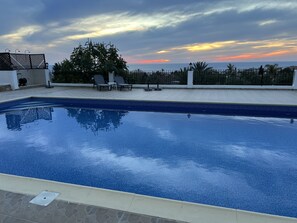 屋外プール、営業時間 8:00 ～ 20:30、プール パラソル、サンラウンジャー