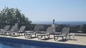 Utomhuspool, öppet 08.00 till 20.30, parasoller och solstolar