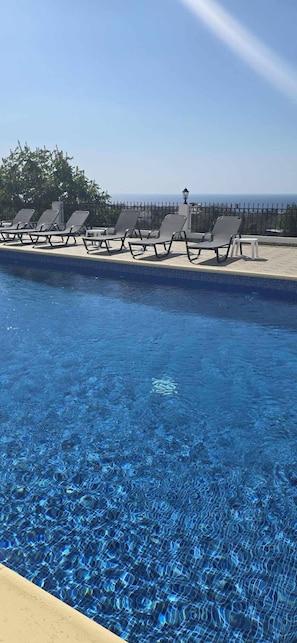 Outdoor pool, open 8:00 AM to 8:30 PM, pool umbrellas, pool loungers - Sea Sunset Hill (Kissonerga)