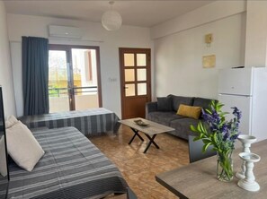 Basic Apartment | Living area