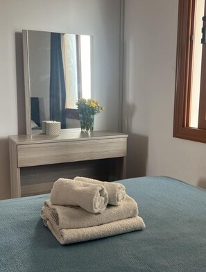 Basic Apartment | Laptop workspace, blackout curtains, soundproofing, iron/ironing board - Sea Sunset Hill (Kissonerga)