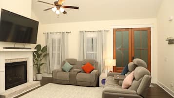 Smart TV, fireplace