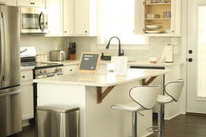 冷蔵庫、電子レンジ、オーブン、コンロ