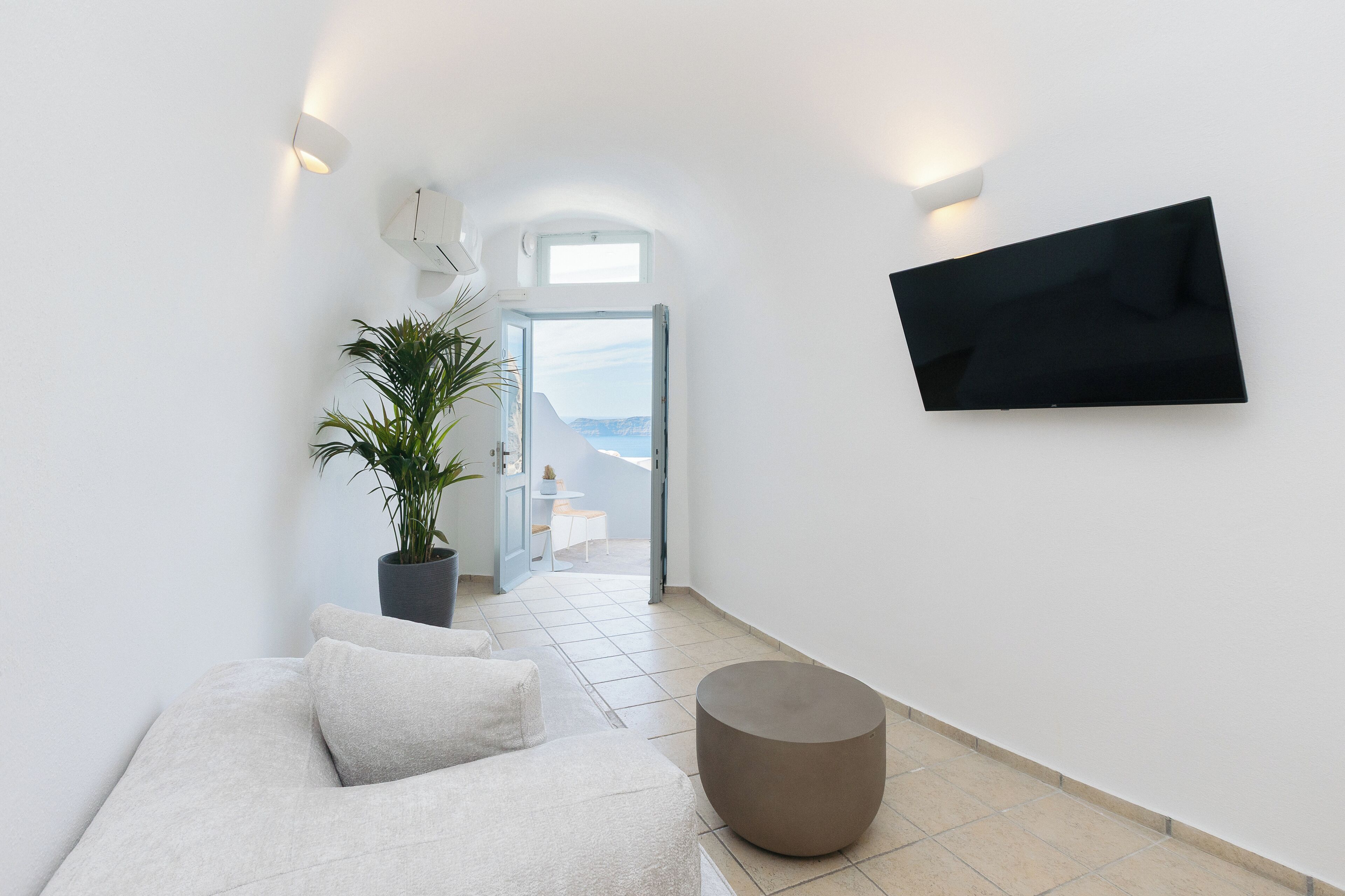 Frigobar, cofres nos quartos, ferros/tábuas de passar roupa