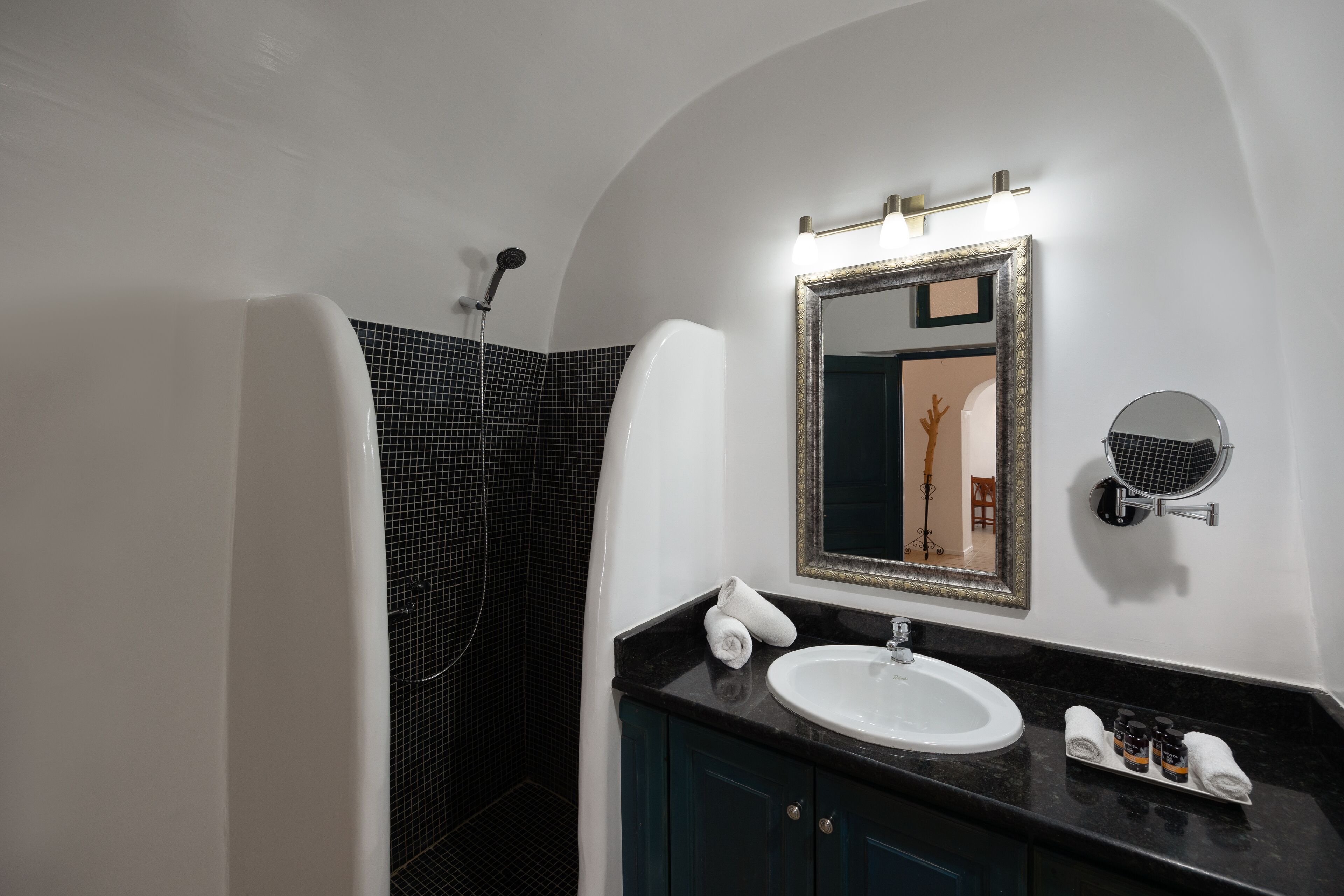 Dusche, kostenlose Toilettenartikel, Haartrockner, Bademäntel