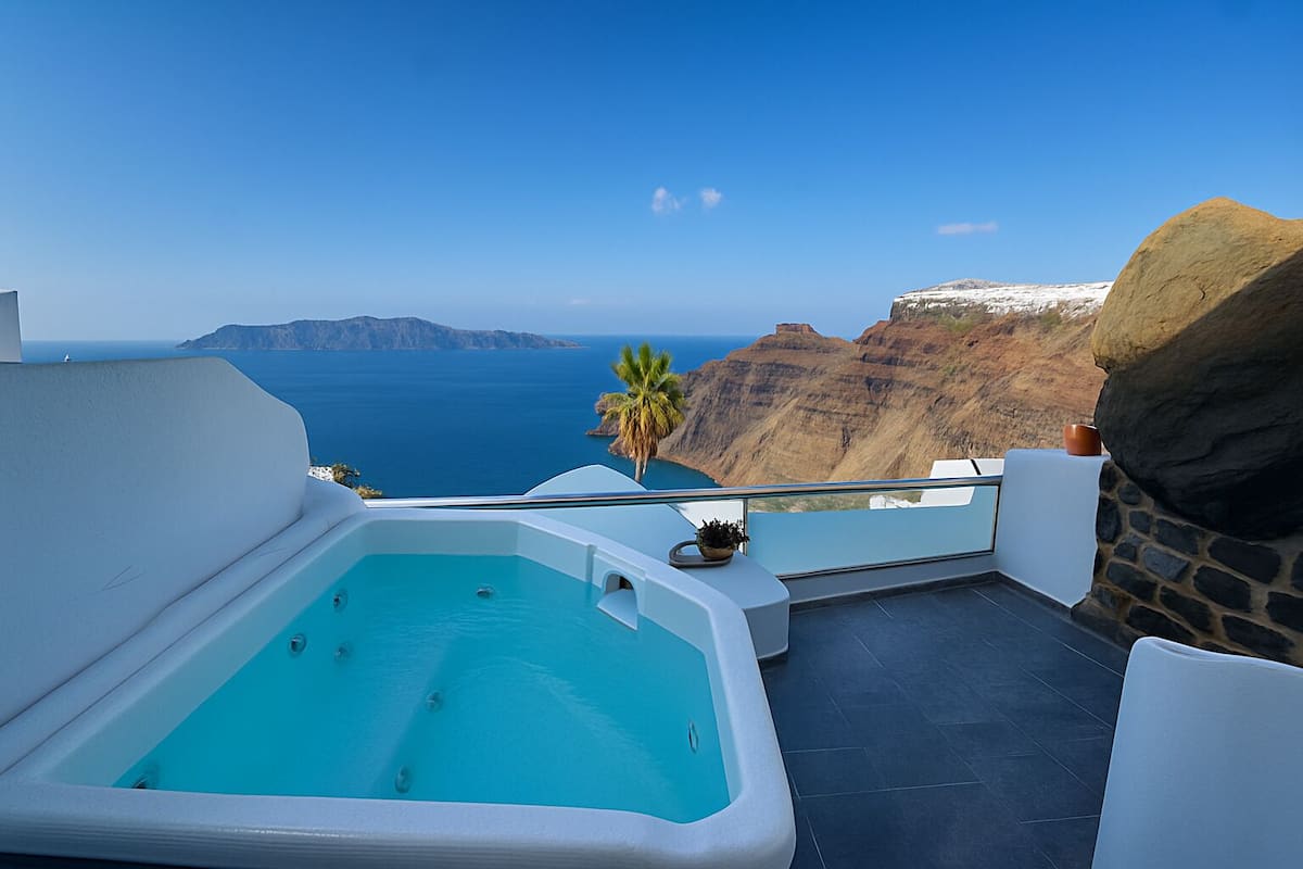 Superior Cave Suite with Outdoor Hot Tub Caldera View | Terrace/patio