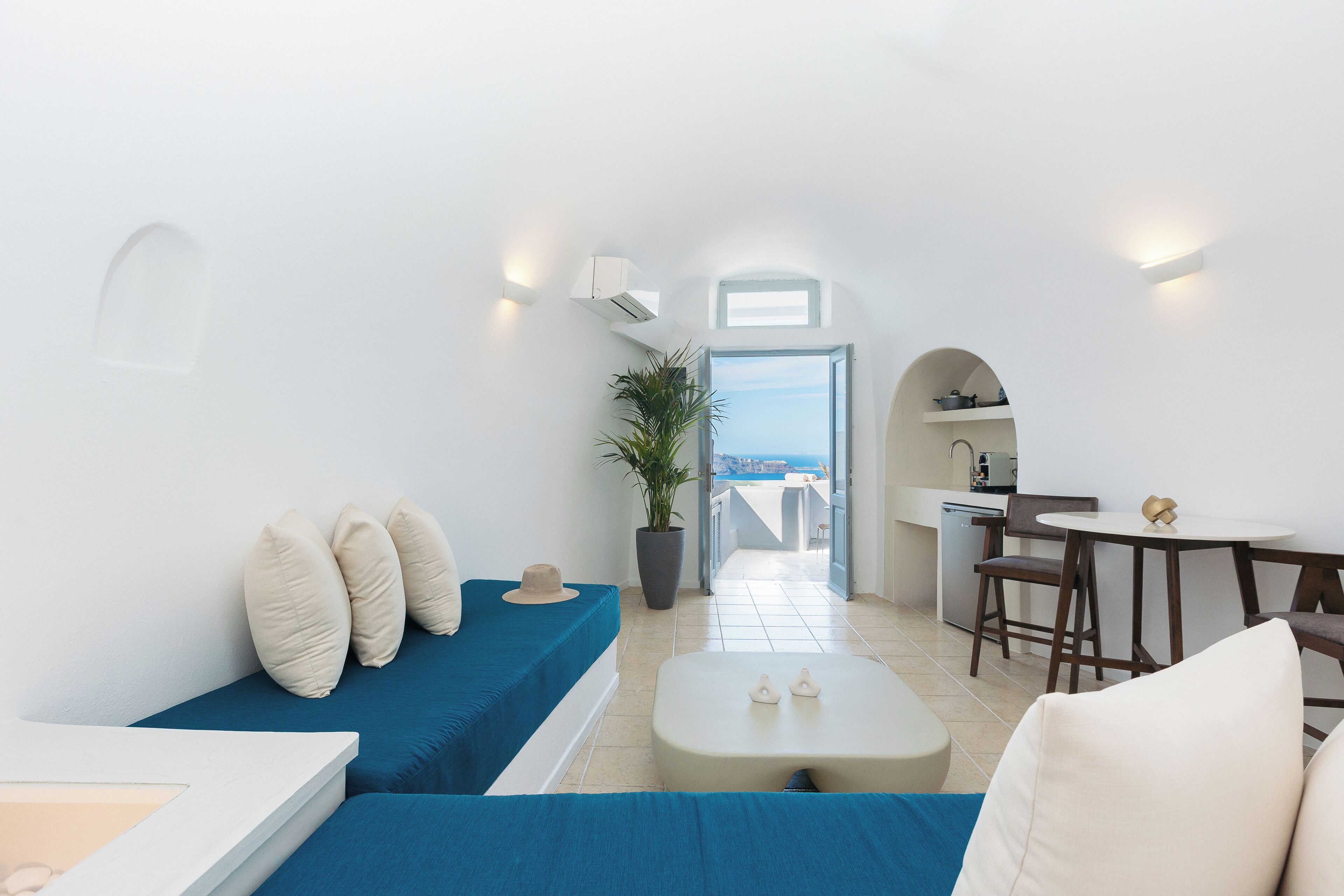 35-inch Smart TV with satellite channels, Netflix, streaming services