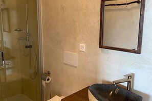 Douche, sĂšche-cheveux, serviettes fournies, savon