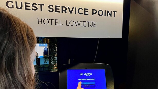 A guest service point at Hotel Lowietje with a digital kiosk for guest inquiries. - Hotel Lowietje Lisse - Keukenhof (Lisse)