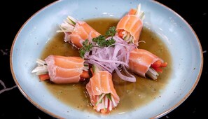 Déjeuner et dîner servis sur place, spécialités Cuisine asiatique