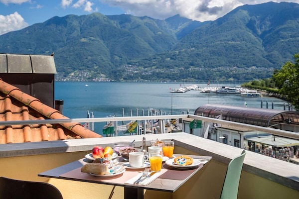 Petit déjeuner buffet (15 CHF par personne)