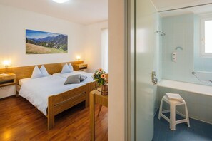 Quarto casal standard | Cofres nos quartos, Wi-Fi de cortesia, roupa de cama