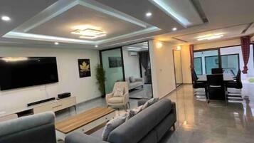 TV connectée, jeux vidéo, baby-foot